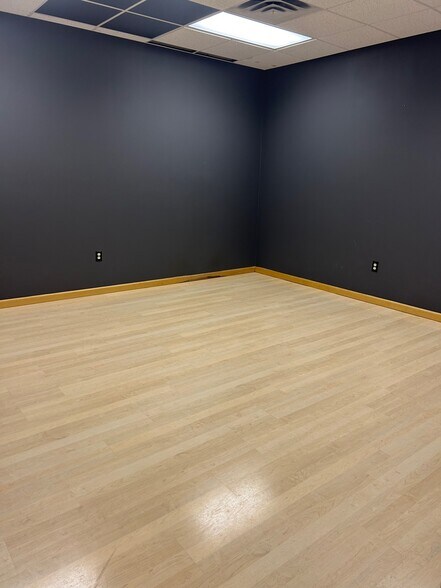 More Photos Of 2400 Miracle Ln, Mishawaka Office For Lease