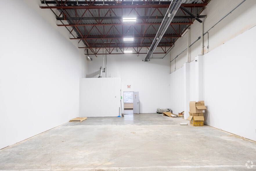 More Photos Of 10016 167 St NW, Edmonton Showroom For Lease