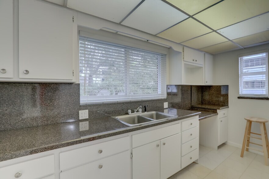 More Photos Of 8 SE 8th St, Fort Lauderdale Office For Sale