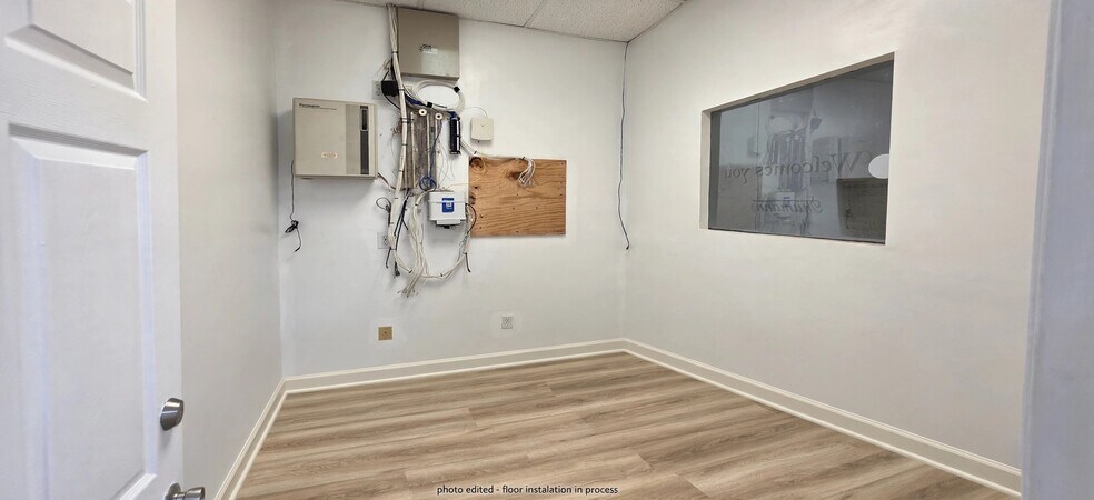 More Photos Of 7810 Kingspointe Pky, Orlando Warehouse For Lease