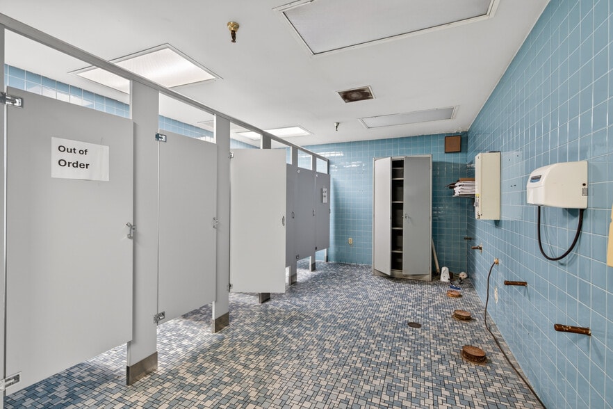 More Photos Of 310 Pennington Dr, Paris Manufacturing For Sale