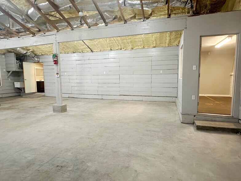 More Photos Of 1601 Kemp Blvd, Wichita Falls Showroom For Lease