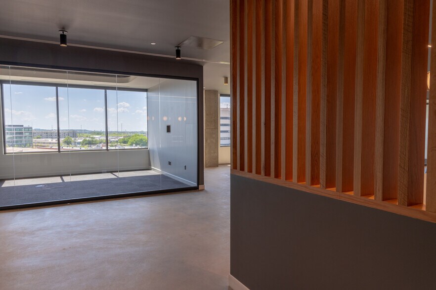 More Photos Of 1333 Oak Lawn Ave, Dallas Office For Lease