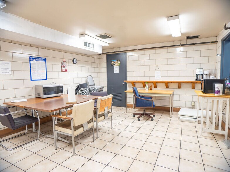 More Photos Of 2733 W Harrison St, Chicago Warehouse For Sale