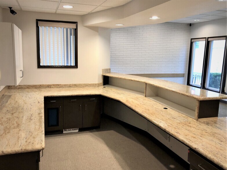 More Photos Of 19220 Mcloughlin Blvd, Gladstone Medical For Lease