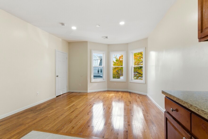 More Photos Of 265 S 8th St, Newark Apartments For Sale
