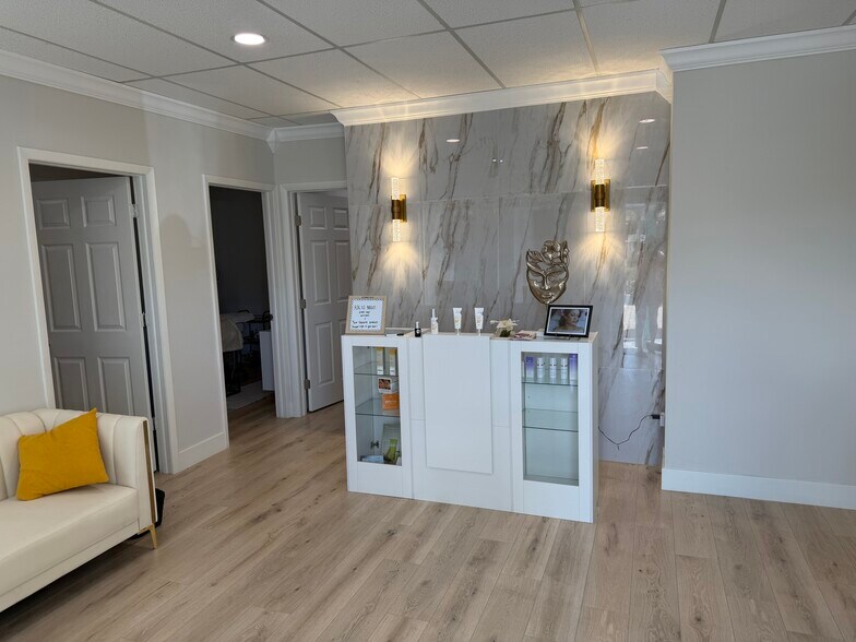More Photos Of 16387 S Tamiami Trl, Fort Myers Storefront Retail Office For Lease