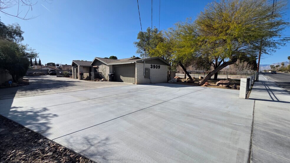 More Photos Of 3909 Vegas Dr, Las Vegas Office For Sale