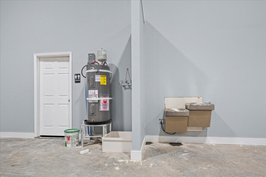 More Photos Of 3345 Willow Creek Rd, Florence Flex For Lease