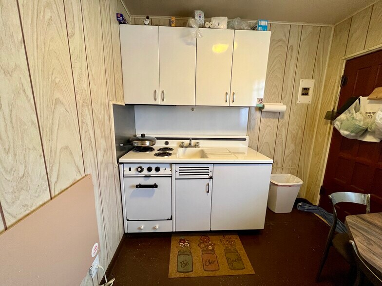 More Photos Of 408 Park St, Thermopolis Hotel For Sale