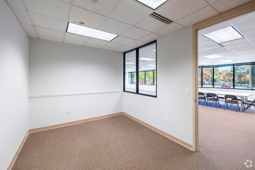 More Photos Of 2820 Waterford Lake Dr, Midlothian Office For Lease