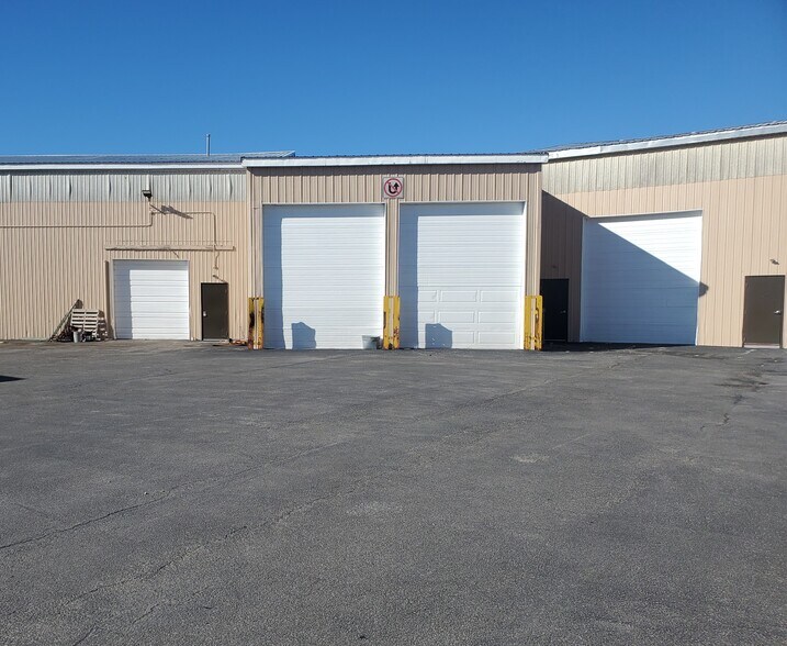 Primary Photo Of 7510-7512 Porter Rd, Niagara Falls Flex For Lease