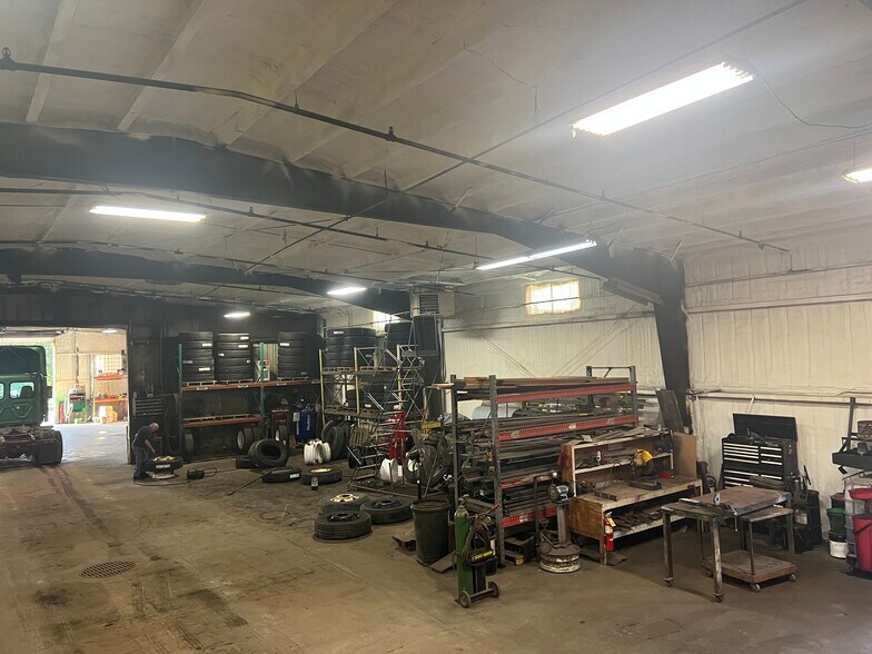 More Photos Of 2316 W Everett St, Appleton Industrial For Lease