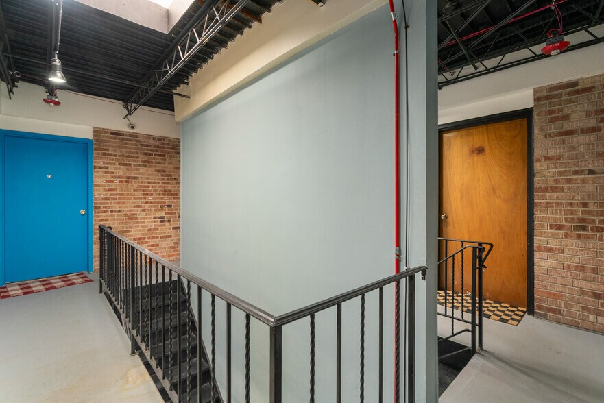 More Photos Of 3100 S Oak Park Ave, Berwyn Office For Sale