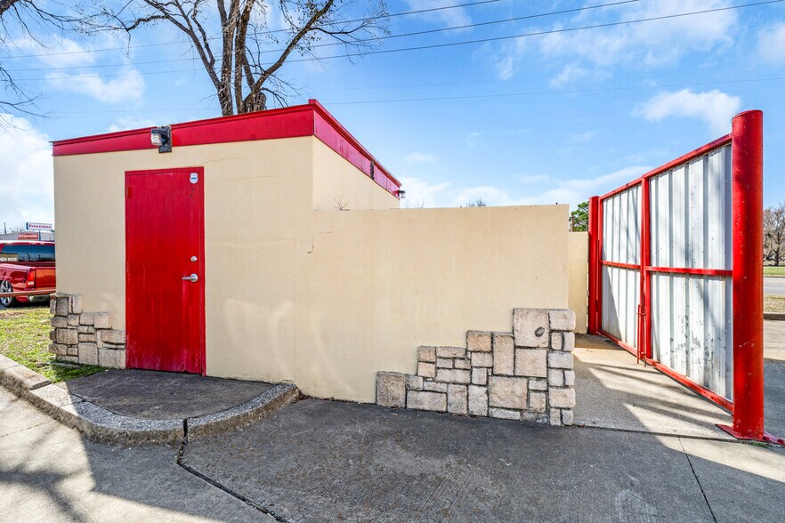 More Photos Of 1014 W Moore Ave, Terrell Restaurant For Sale