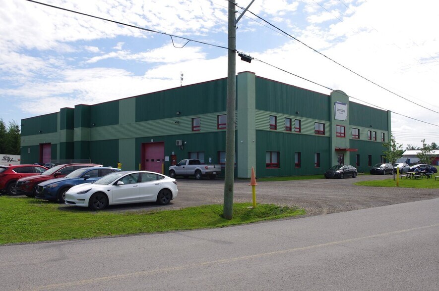 More Photos Of 31 Rue De La Coopérative, Rigaud Department Store For Lease