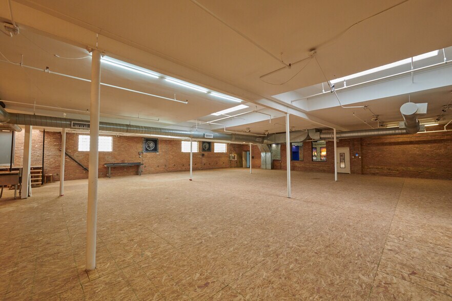 More Photos Of 2643 W Chicago Ave, Chicago Showroom For Lease