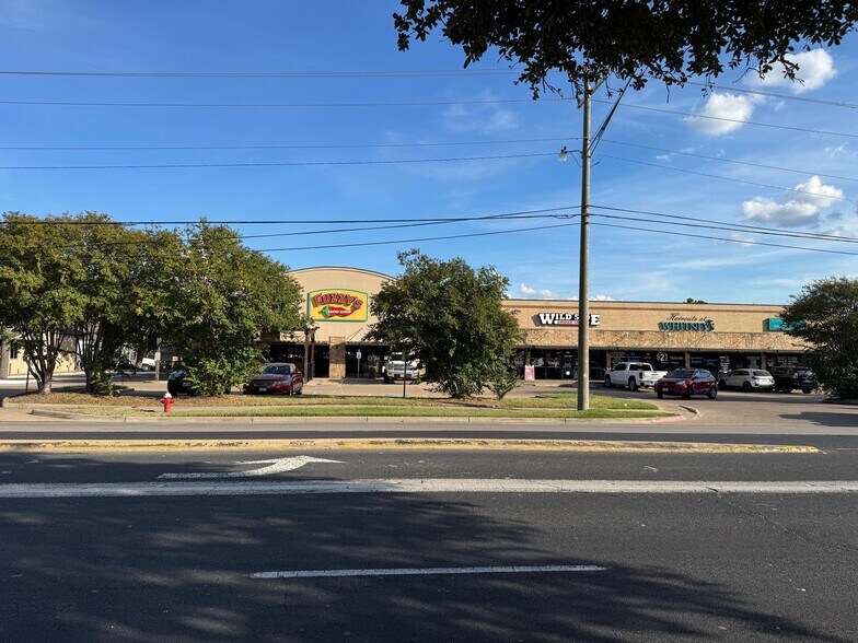 More Photos Of 1712 Southwest Pky, College Station Unknown For Lease