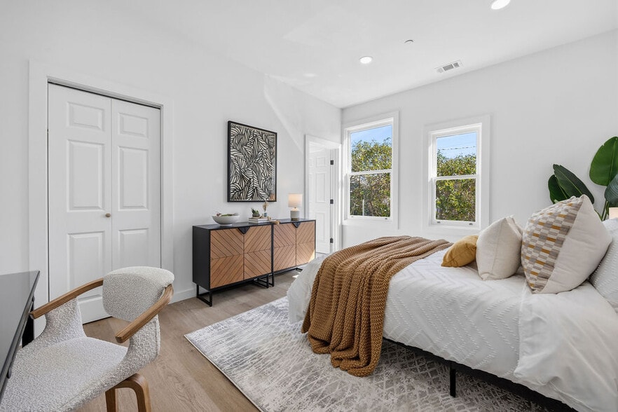 More Photos Of 2730 23rd St, San Francisco Showroom For Sale