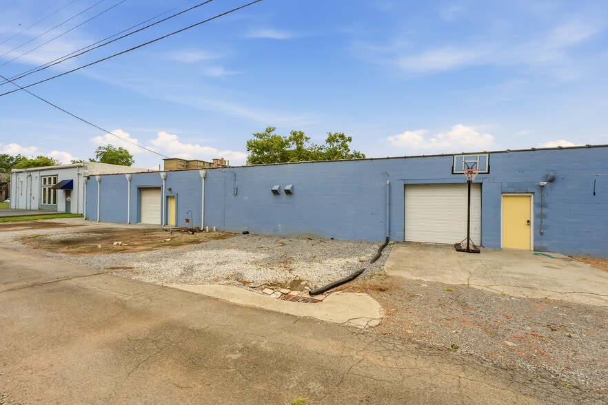 More Photos Of 303-311 E Anderson Ave, Knoxville Warehouse For Lease