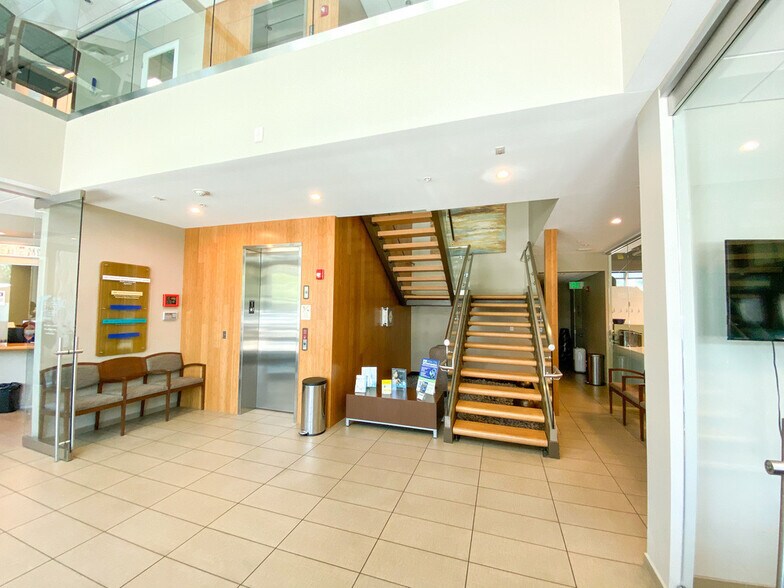 More Photos Of 2068 Hawthorne St, Sarasota Medical For Lease