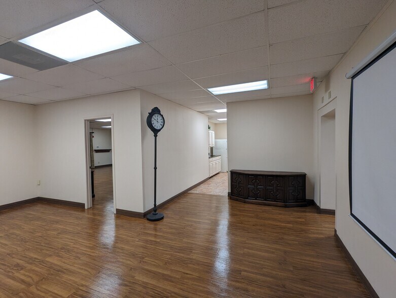 More Photos Of 2660 Sweetgum Ln, Beaumont Office For Sale