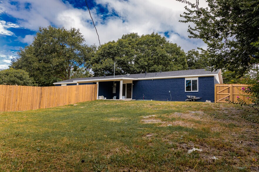 More Photos Of 811 Matchett St, Brenham Apartments For Sale