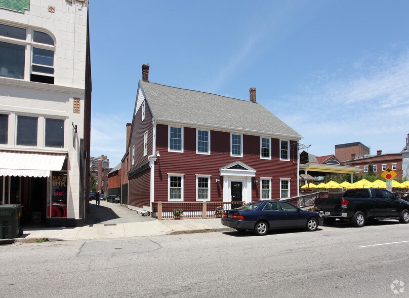 Primary Photo Of 109-111 Bank St, New London Restaurant For Lease