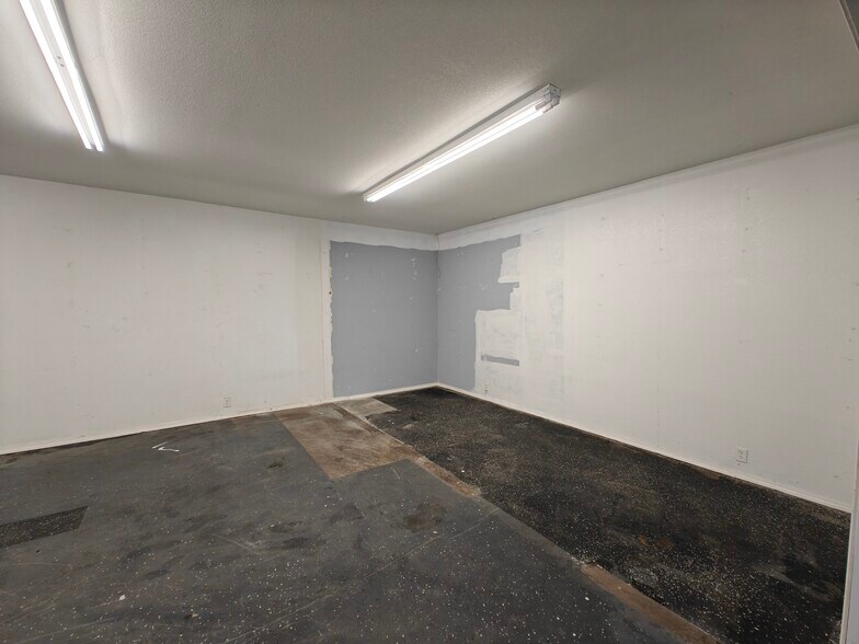 More Photos Of 430 N Brent Ln, West Siloam Springs General Retail For Lease