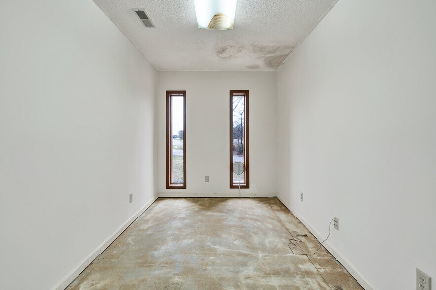 More Photos Of 1050 Whisperwood Trl NE, Cleveland Light Distribution For Sale