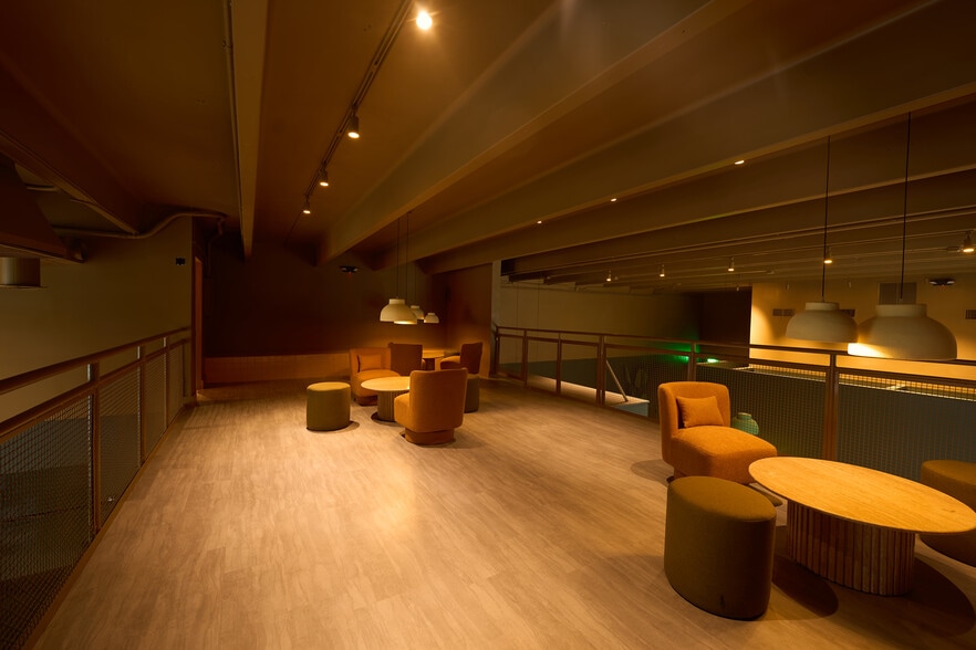 More Photos Of 297-299 NW 23rd St, Miami Bar For Lease