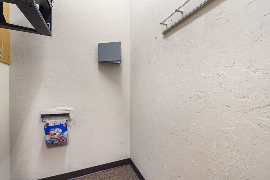 More Photos Of 215 N Grant Ave, Springfield Light Distribution For Lease