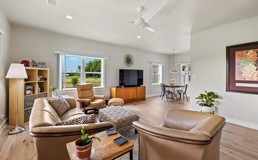 More Photos Of 296-300 Carmel Creekside Dr, Hutto Office Residential For Lease