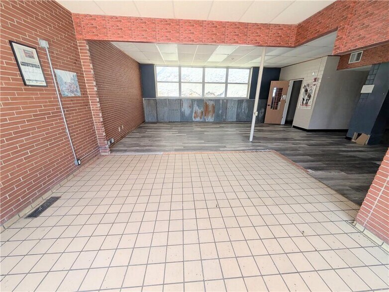 More Photos Of 910 New York St, Humboldt Freestanding For Sale