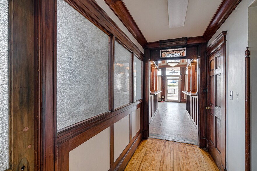 More Photos Of 339 Madison Ave, Memphis Storefront Retail Office For Sale