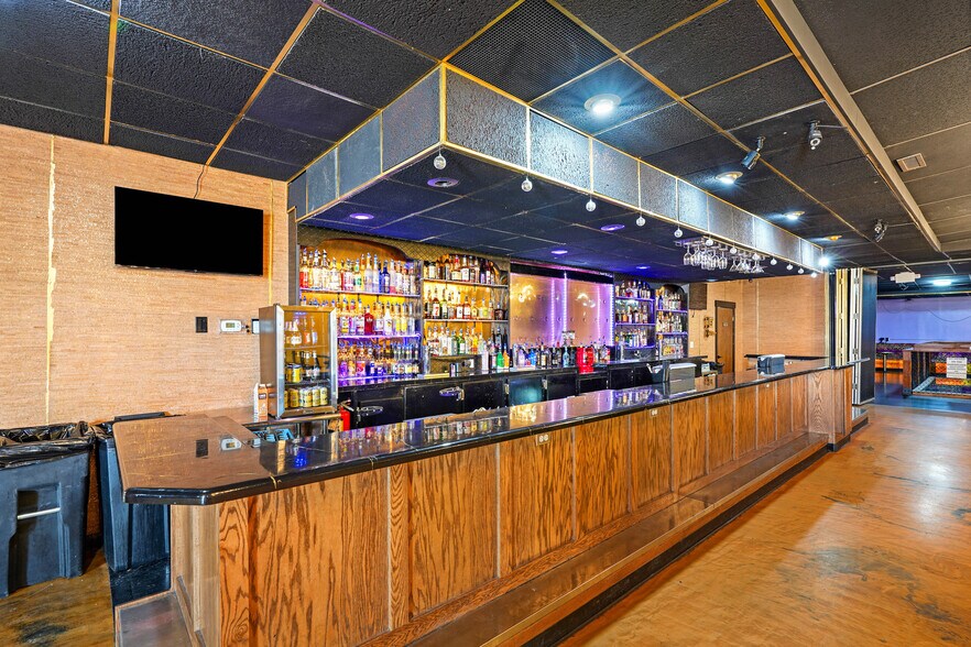 More Photos Of 801 N Fee St, Helena Bar For Sale