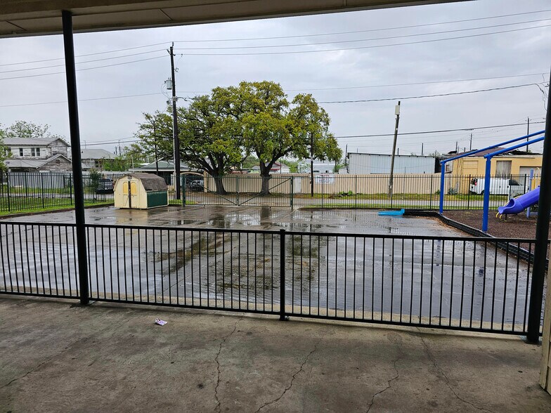 More Photos Of 222 S 66th St, Houston Daycare Center For Lease