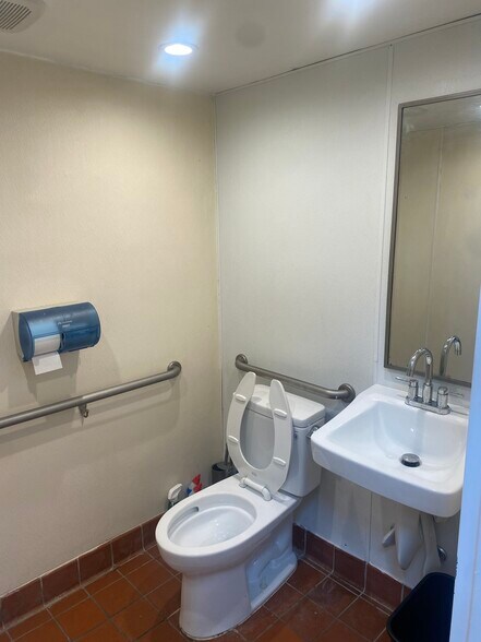 More Photos Of 2299 Elizabeth Lake Rd, Waterford Fast Food For Lease