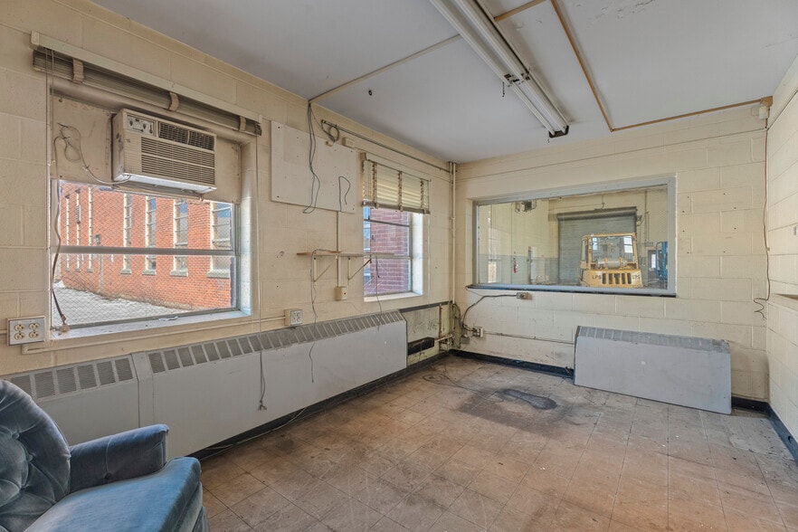 More Photos Of 251 Freestone Ave, Portland Manufacturing For Sale