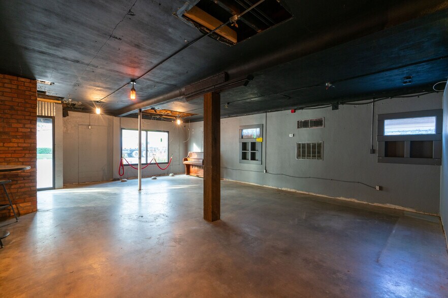More Photos Of 1745 1st Ave S, Saint Petersburg Bar For Sale