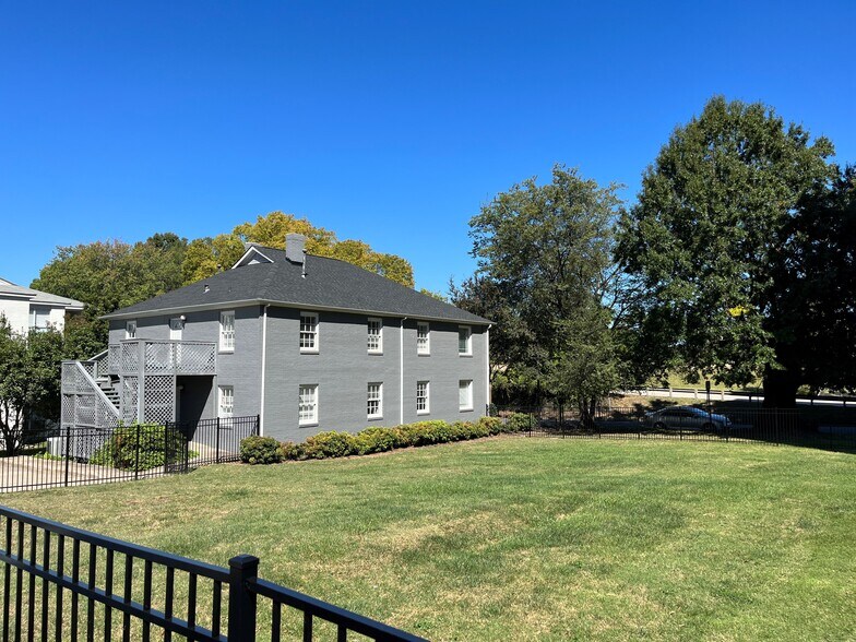 More Photos Of 217 & 221 W 11th St, Charlotte Office For Sale