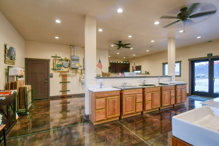 More Photos Of 818 Airport Rd, Pendleton Showroom For Sale