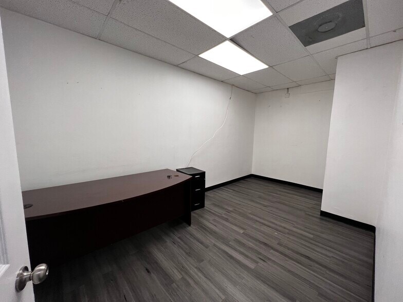 More Photos Of 5900-5904 Dewey St, Hollywood Light Distribution For Lease