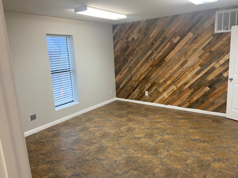 More Photos Of 1917 Hydro Dr, Austin Warehouse For Sale