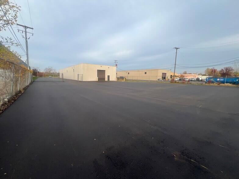More Photos Of 12499 Delta St, Taylor Warehouse For Lease