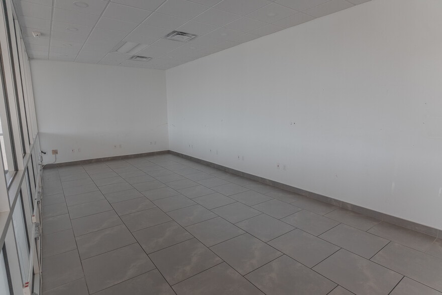 More Photos Of 911 SW 59th St, Oklahoma City Auto Dealership For Sale