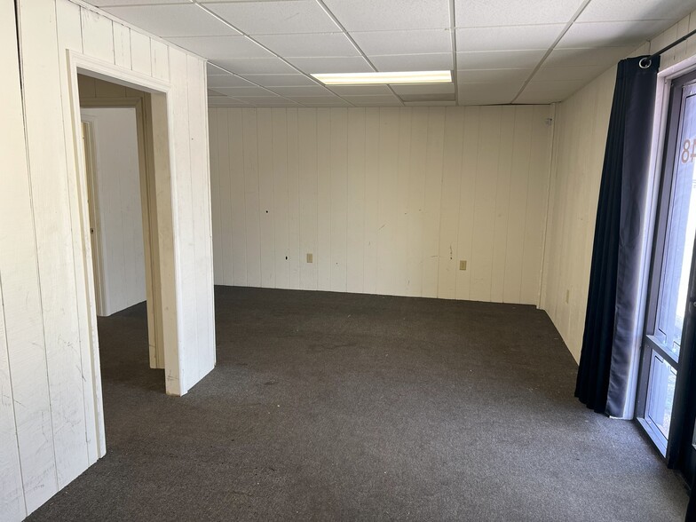 More Photos Of 748 Commerce Cir, Longwood Warehouse For Lease