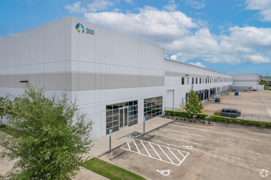 More Photos Of 300 Airtex Dr, Houston Distribution For Lease