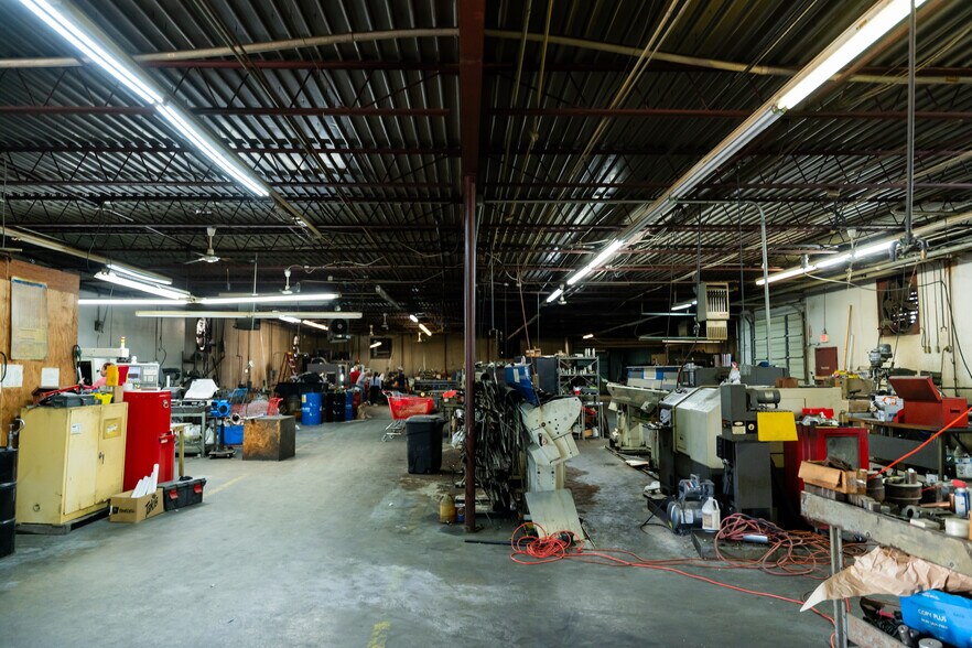 More Photos Of 1630 N Interstate 35 E, Lancaster Flex For Sale