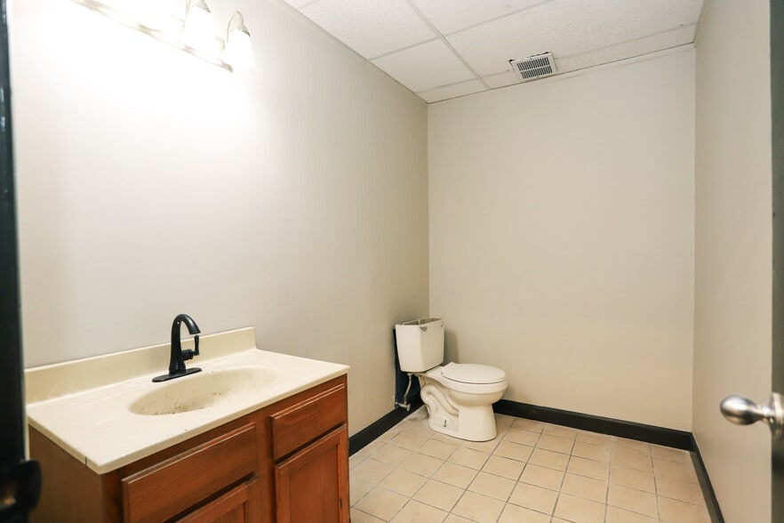 More Photos Of 1301 Fabricon Blvd, Jeffersonville Light Manufacturing For Lease